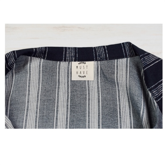 TIE-FRONT CROP TOP SIZE SMALL - Picture 3 of 3